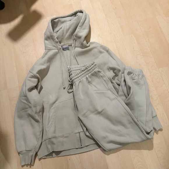 ARITZIA Cozy Fleece Boyfriend Zip Up + Sweatpants Bundle - Picture 4 of 6